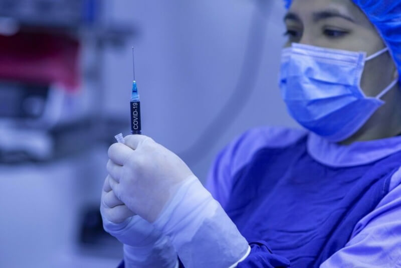 В Сингапуре медику ввели пятикратную дозу вакцины