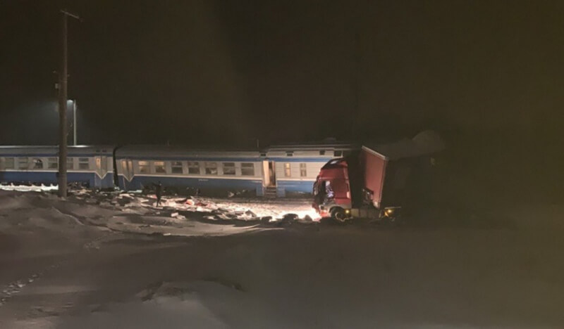 На железнодорожном переезде под Брестом произошло ДТП 10 февраля: пассажирский вагон сошел с рельс (Видео)