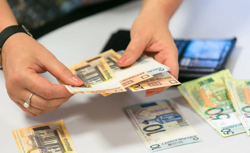 Статорганы выяснили где получают самые большие и самые низкие зарплаты по регионам Беларуси