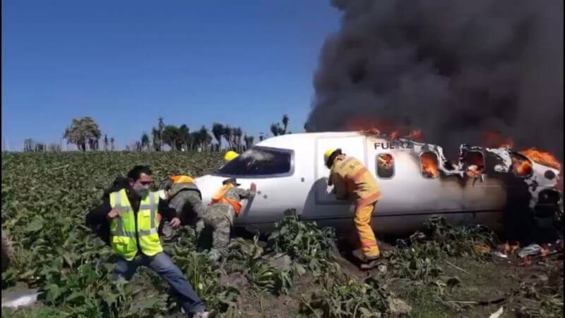 В Мексике сгорел военный самолет: погибли шесть человек (видео)