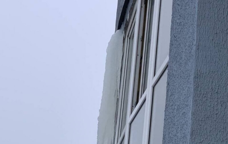 Могилевские коммунальщики потерпели неудачу в попытке снять огромную льдину с крыши здания