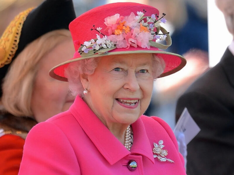 Королева призывает британцев «думать о других» и соглашаться на прививки от COVID-19