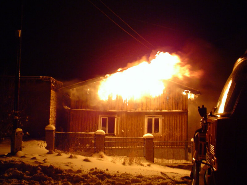 В деревне Заболотье Бобруйского района сотрудники ГАИ спасли мужчину из горящего дома (Видео)
