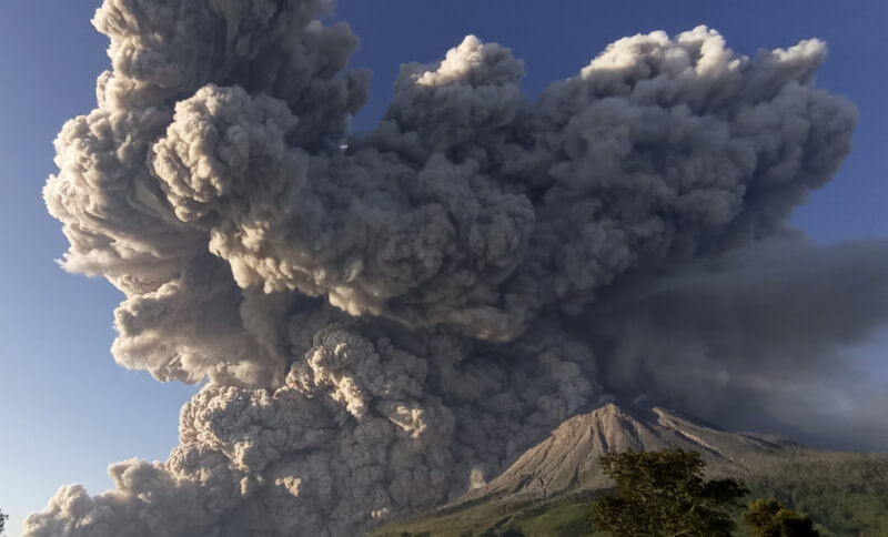 Индонезийский вулкан Синабунг выбросил столб пепла на 5000 метров (Фото)