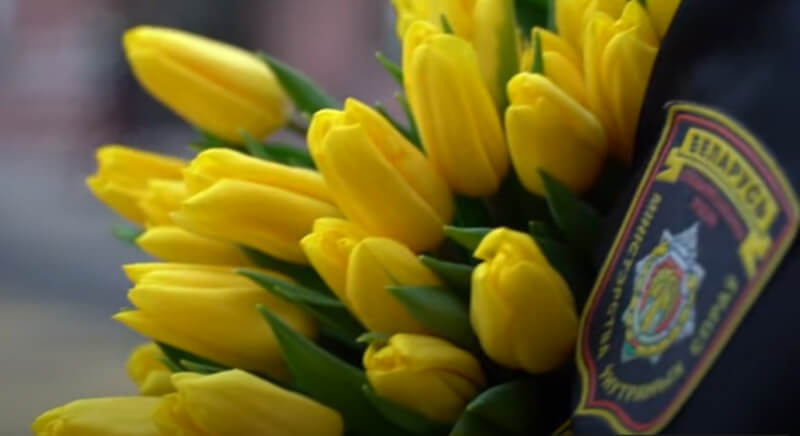 Сотрудники МВД Могилева дарили цветы автоледи к 8 Марта (Видео)