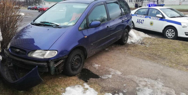 ДТП в Бобруйске: водитель Ford врезался в припаркованную машину (Видео)