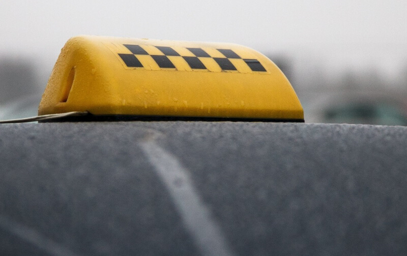 В Могилеве таксист присвоил гаджет беспечного пассажира