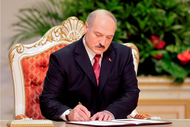 Лукашенко подписал указ о Конституционной комиссии: в составе 36 человек, председатель — Миклашевич
