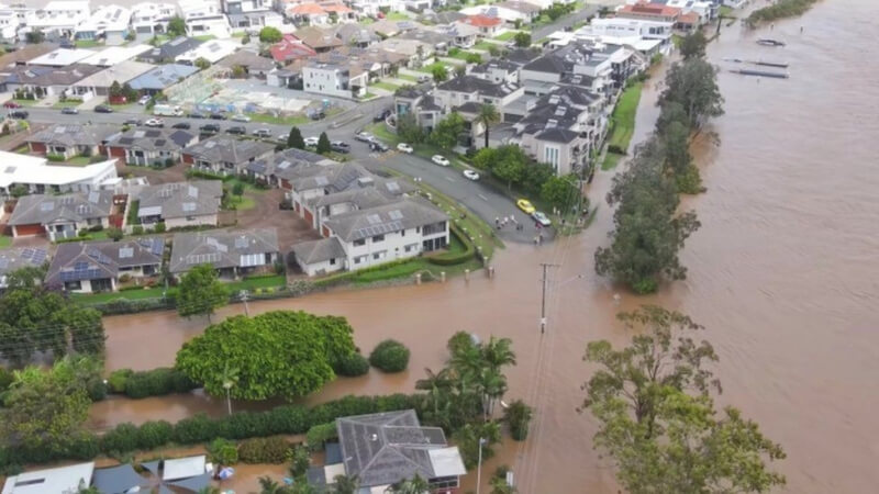 В Австралии из-за наводнения эвакуируют тысячи людей