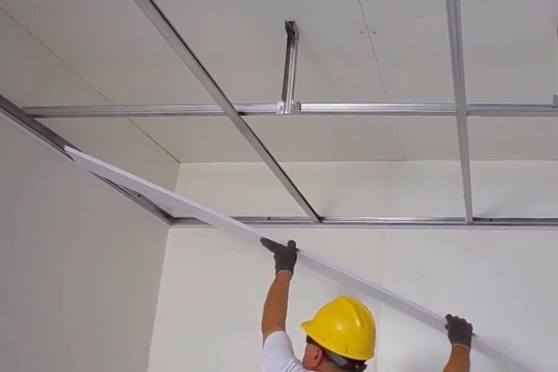 Как делать монтаж панелей пвх на потолок