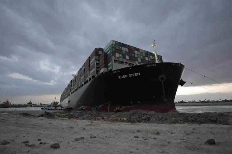 Из-за блокирования Суэцкого канала простаивает более 320 судов