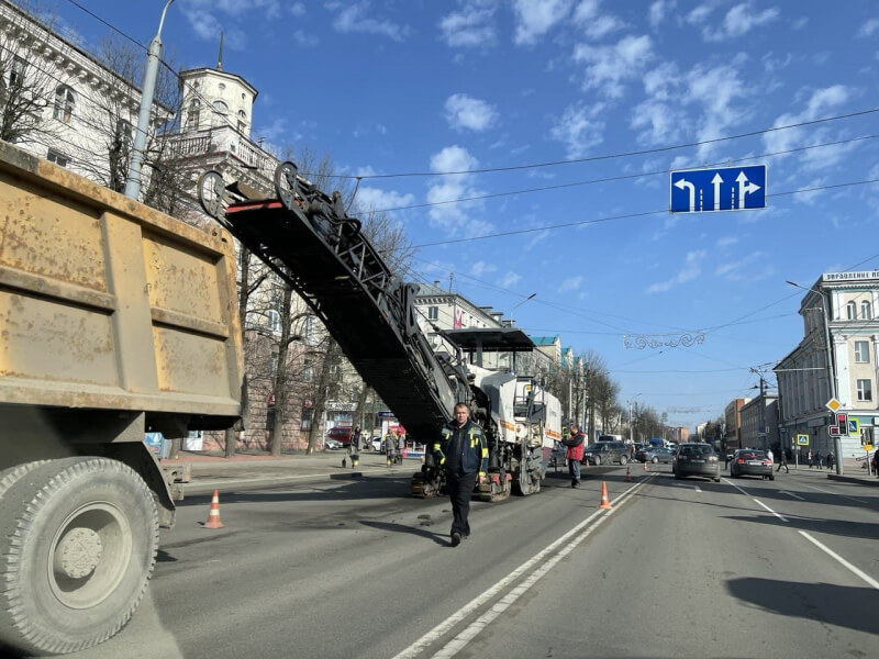 Дорожный "десант" : Коммунальщики латают дороги в Могилеве