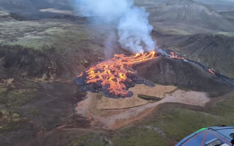 Извержение вулкана в Исландии: туристов эвакуировали (Видео)