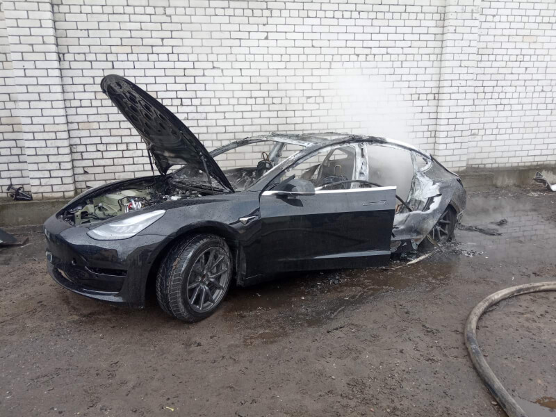 Tesla сгорела дотла на улице Гришина в Могилеве