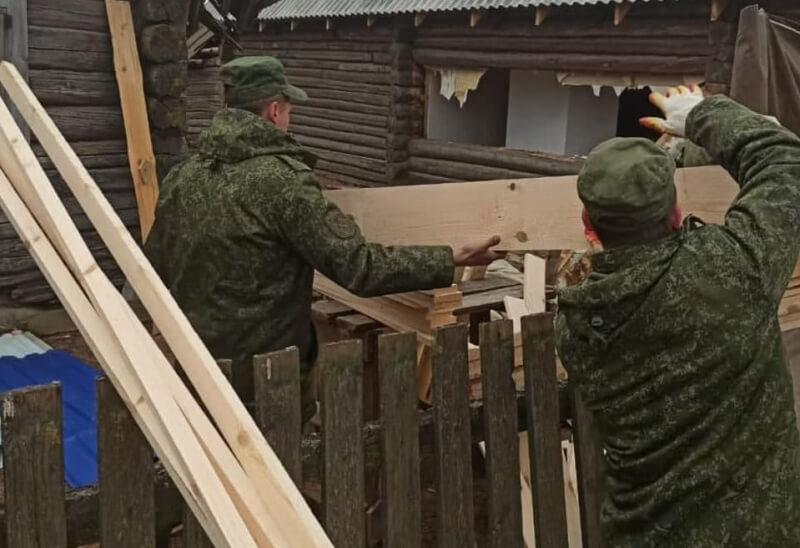 Спецы отдельной железнодорожной бригады начали восстанавливать дом на Могилевщине, поврежденный ракетной установкой (Фото-отчет)