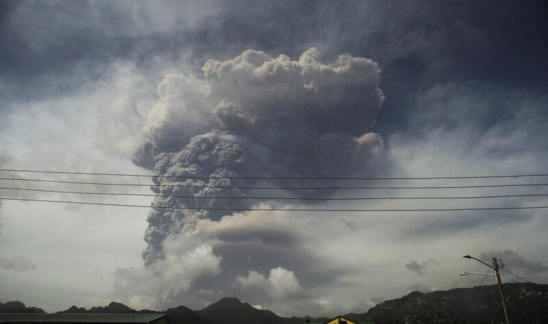 Люди задыхаются на Карибах из-за масштабного извержения вулкана (видео)