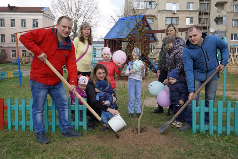 Жители Витебского проспекта собственными силами обустроили детскую площадку
