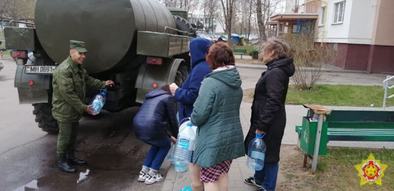 18 автомобильных цистерн из 12 воинских частей раздают питьевую воду в обесточенных районах Минска