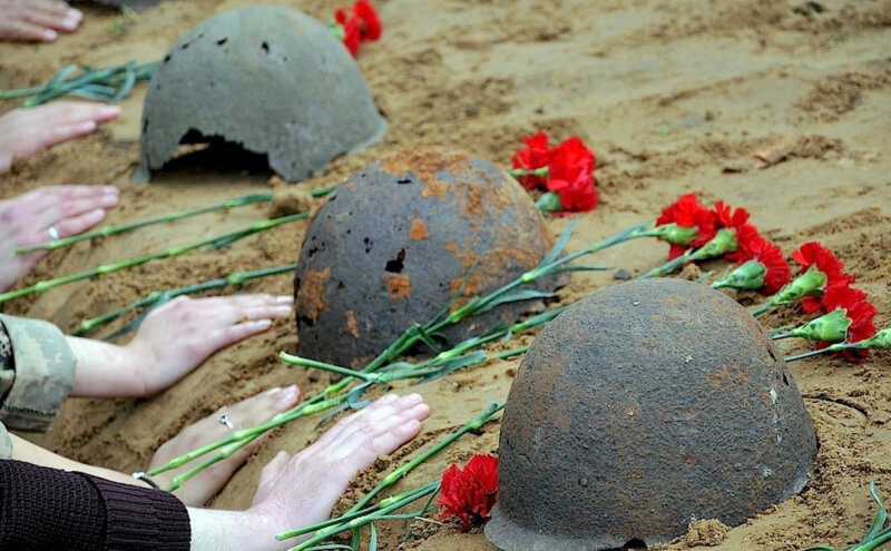 Украинцы передали белорусам останки красноармейцев у монумента Дружбы