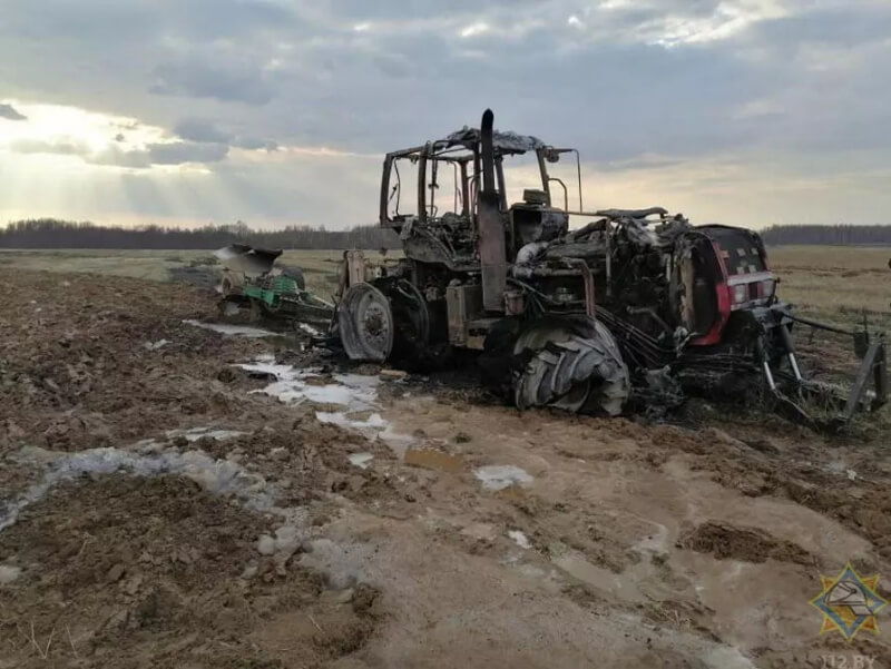 На Могилевщине во время работы в поле сгорел трактор (Видео)
