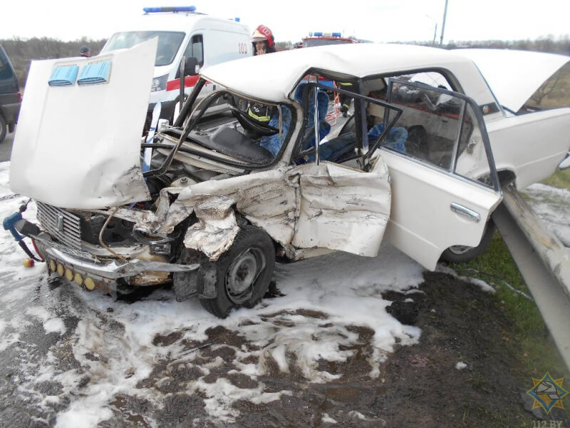 В Бобруйске столкнулись столкнулись "Жигули" и Renault. Работники МЧС спасли водителя