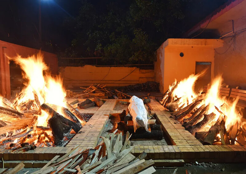 В Индии устраивают крематории на улицах из-за вспышки COVID-19