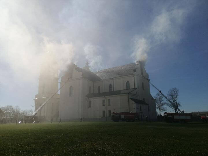 Пожар в Будславском костеле удалось локализовать, но крыша обрушилась