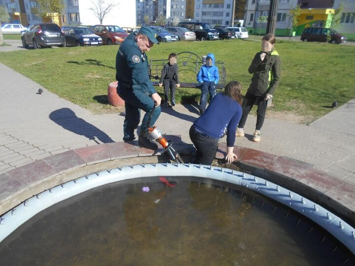 В Бобруйске девочка застряла в фонтане