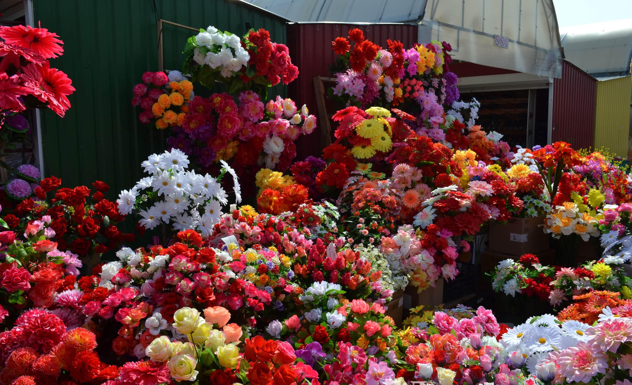 Вайлдберриз искусственные цветы для кладбища купить. Много букетов цветов. Искусственные цветы. Торговля искусственными цветами. Рынок искусственных цветов.