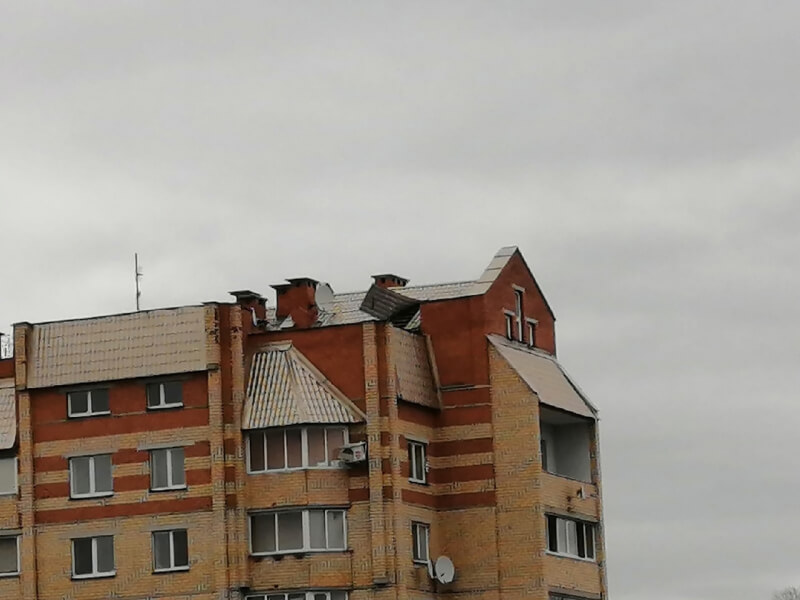 В Могилеве, Бресте, Минске ветер валит деревья, крыши и билборды (фото)