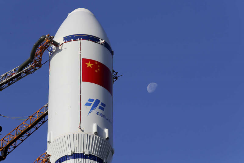Китайская космическая ракета вышла из-под контроля и может упасть на Землю