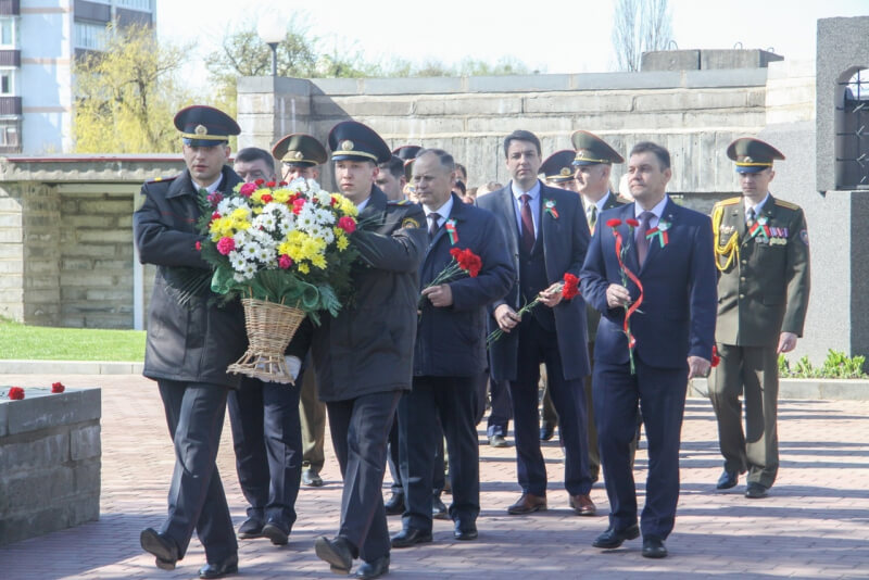 Могилевские спасатели возложили цветы к мемориалу
