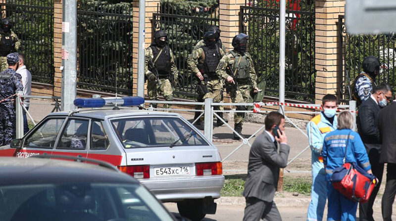 Неизвестные открыли стрельбу в школе в Казани. Погибли ученики и преподаватель