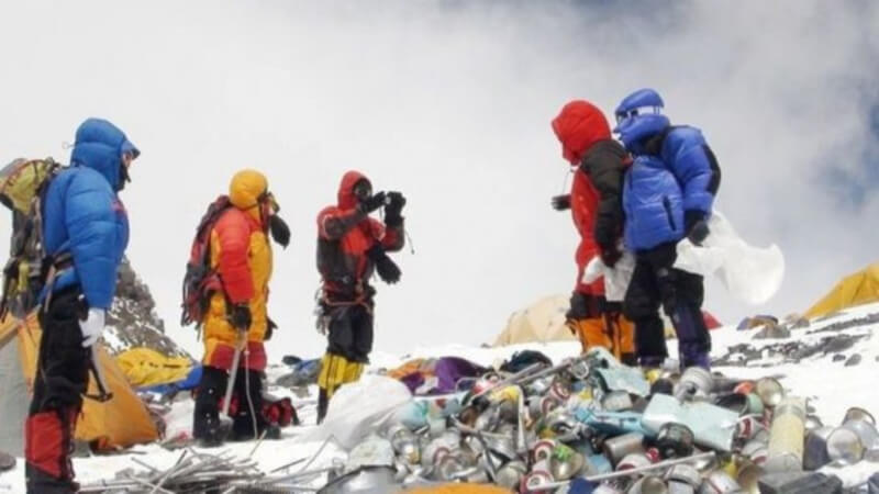 При восхождении на Эверест погибли два альпиниста