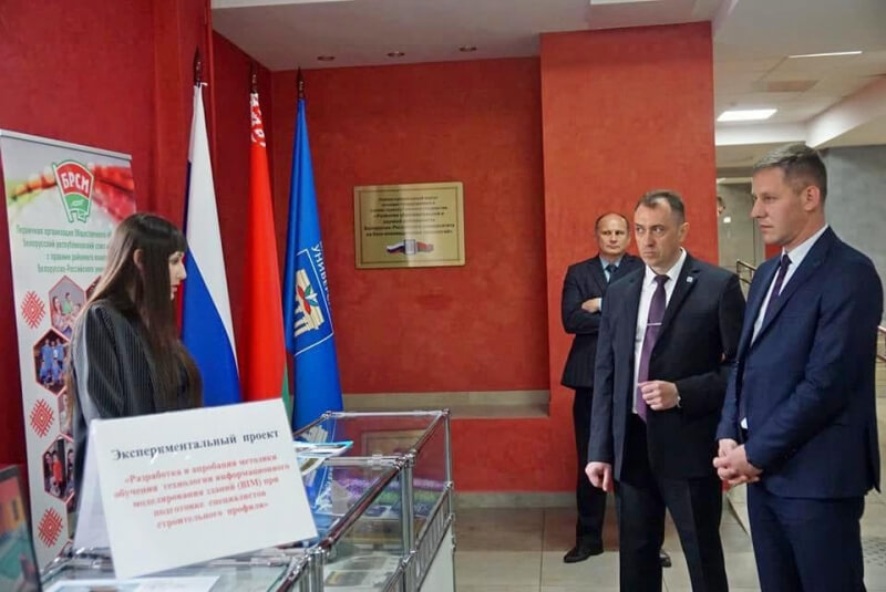 Могилевский БРУ посетил министр архитектуры и строительства Руслан Пархамович