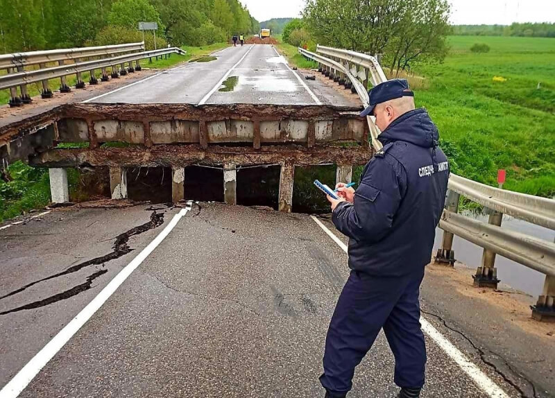Обрушение моста произошло на трассе Р67 (Борисов — Березино — Бобруйск)
