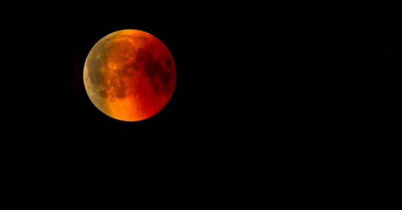 "Кровавая Луна" и суперлуние - на ночном небе в мае будет сразу 2 редких явления