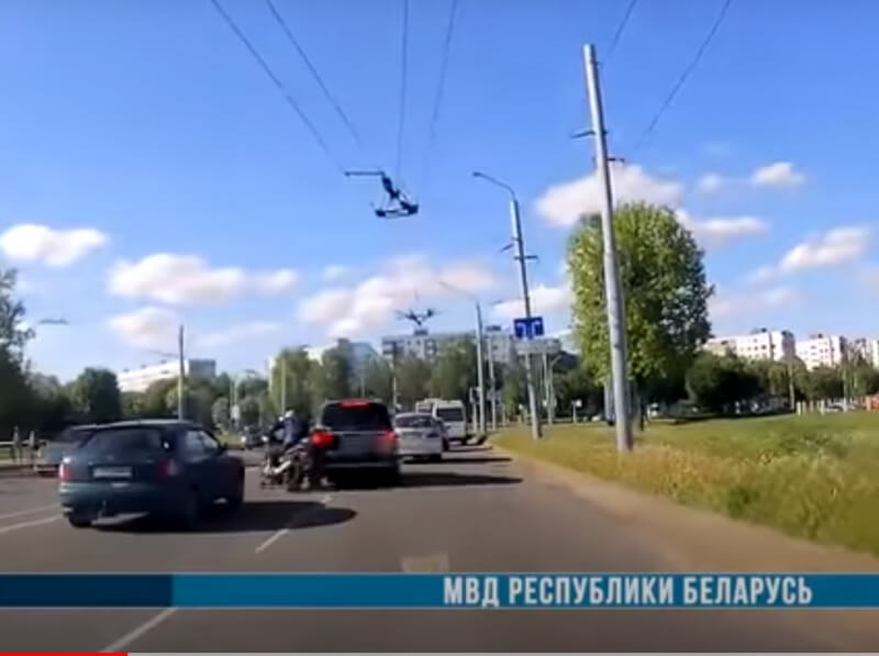Видеорегистратор зафиксировал столкновение кроссовера и мотоцикла на проспекте Шмидта в Могилеве (Видео)