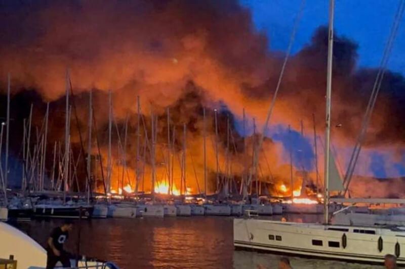 В Хорватии на пристани сгорели роскошные яхты (Видео)