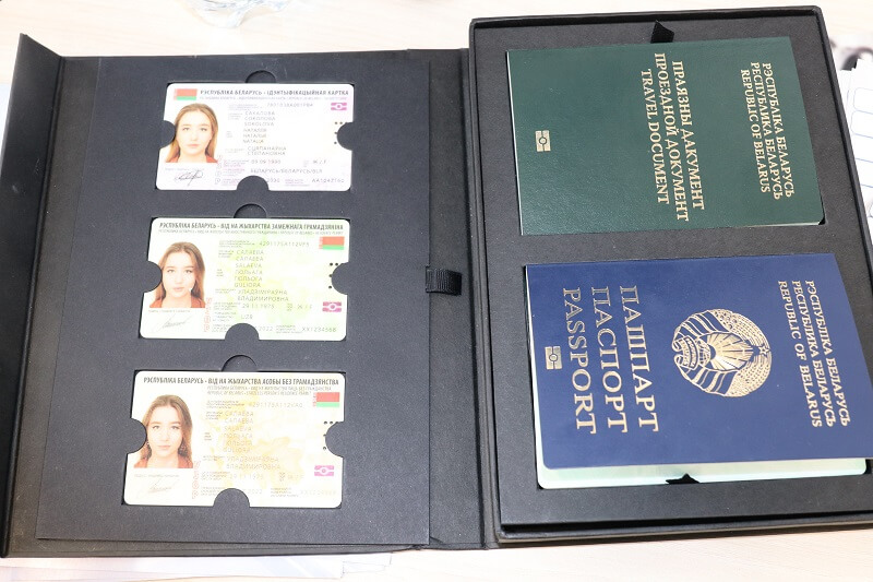 В 2021 году белорусы начнут получать биометрические паспорта и ID-карту. На Национальном правовом портале появились их официальные изображения