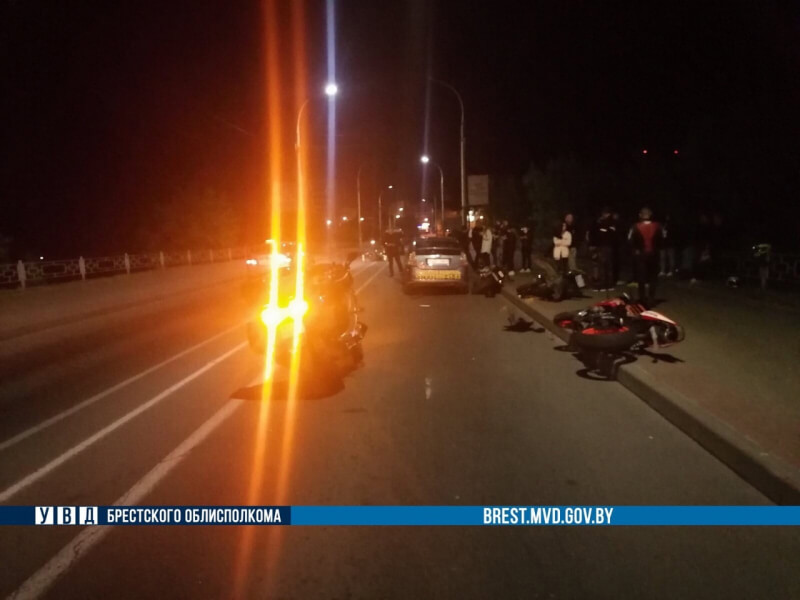 В Бресте произошло необычное ДТП. Столкнувшиеся мотоциклисты оформляли протокол, когда в них врезалось такси