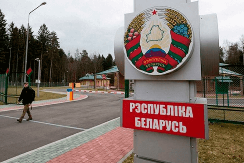 Минздрав предложил правительству отменить запрет на выезд из Беларуси граждан страны наземным транспортом