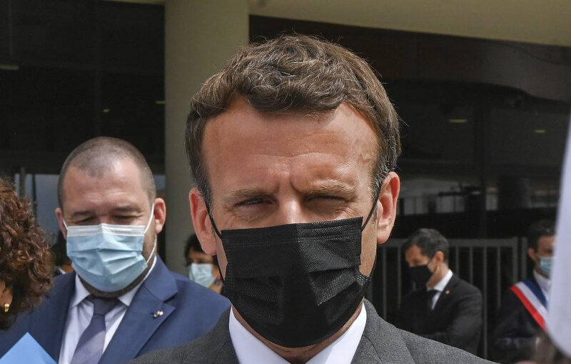 Президенту Франции Эмманюэлю Макрону дали пощечину (Видео)