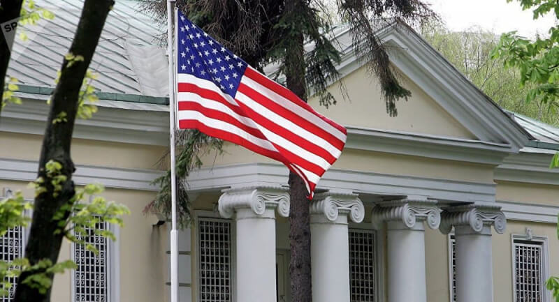 Американское посольство частично возобновляет выдачу виз белорусам
