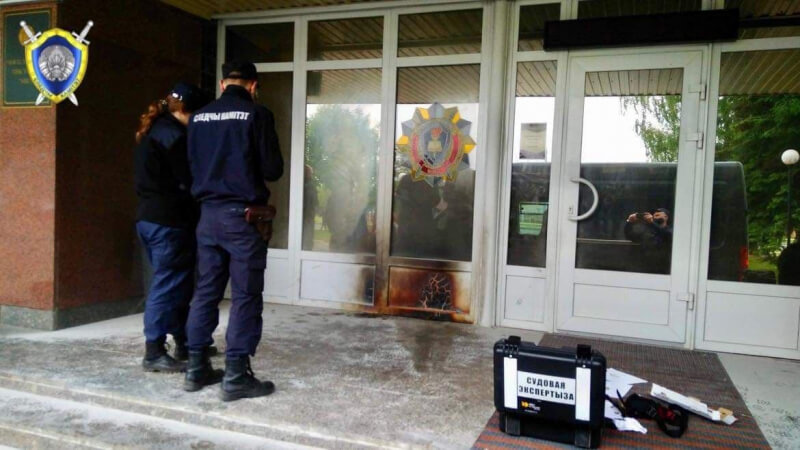 Следователи устанавливают обстоятельства поджога двери Могилевского института МВД