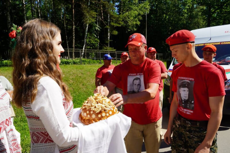 В Могилеве хлебом и солью встретили участников патриотического автомарша «Дороги сибирской славы: Красноярск-Брест 2021»