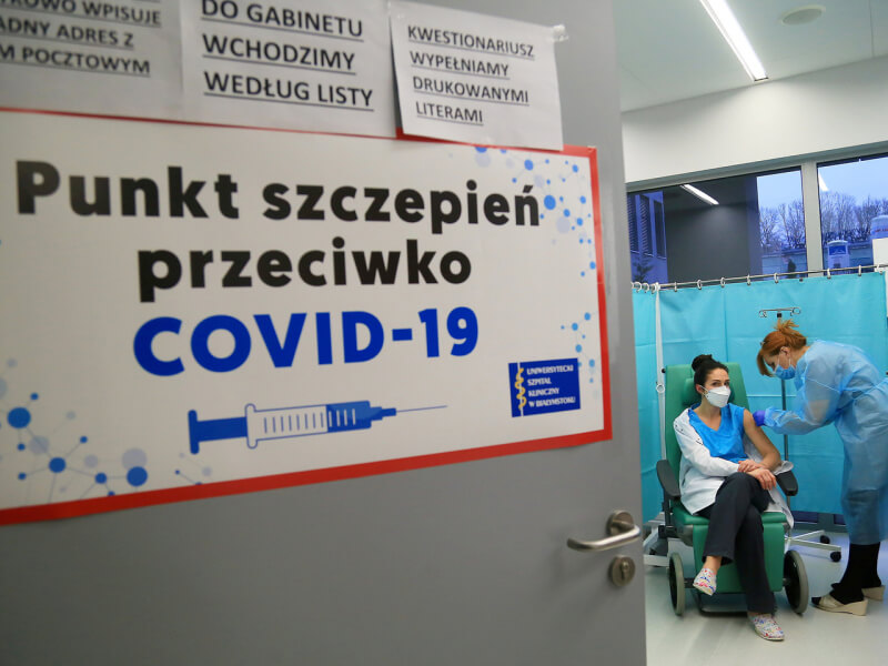 В Польше стартовала COVID-вакцинация бездомных