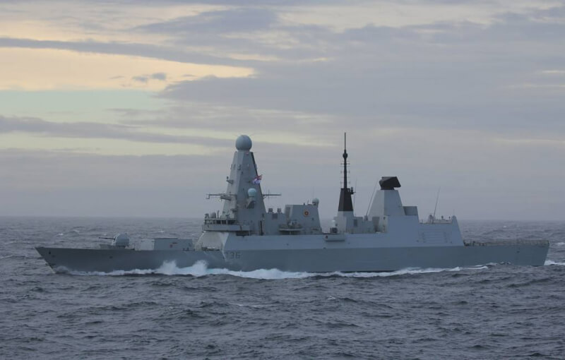 Российский корабль открыл предупредительную стрельбу по британскому эсминцу в Черном море рядом с Крымом