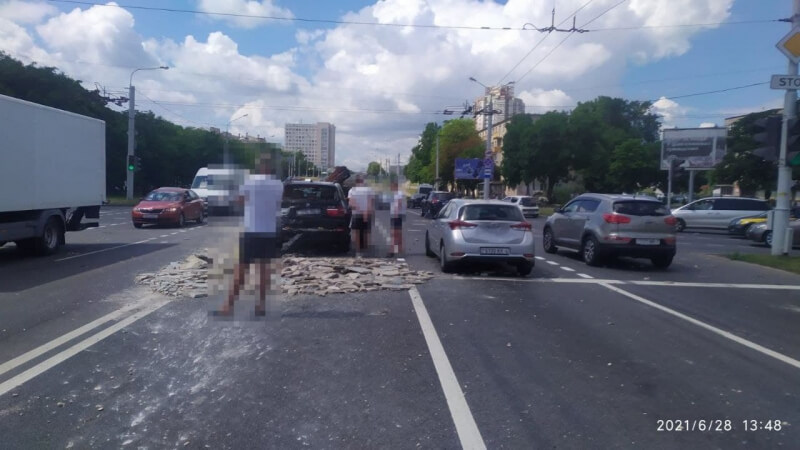 В Минске из грузовика по время движения вылетел груз. Он повредил два автомобиля, люди не пострадали.
