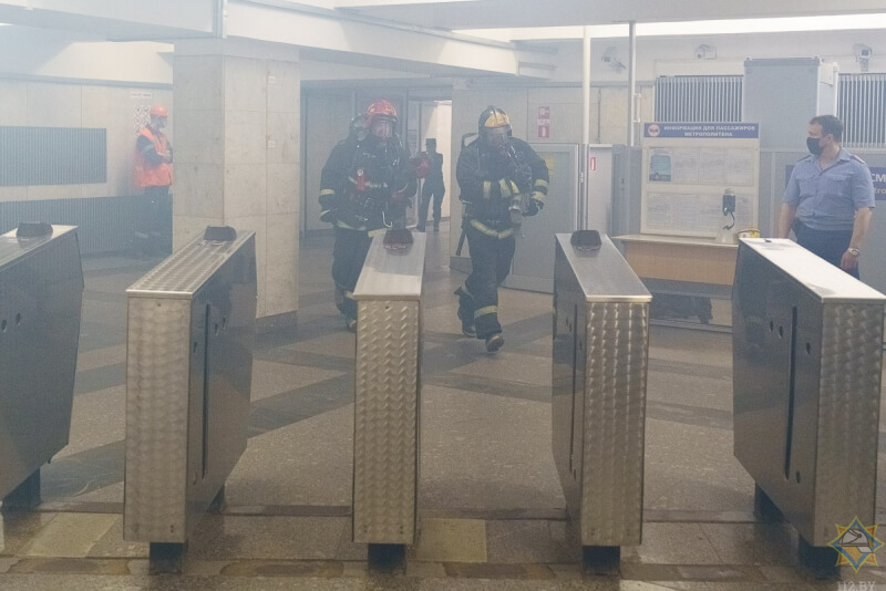 Тренировка МЧС прошла на станции метро "Пушкинская" в Минске